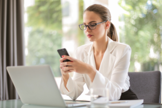 Cristiane Ruon dos Santos analisa como a moda atual reinventa e valoriza tendências icônicas do passado.