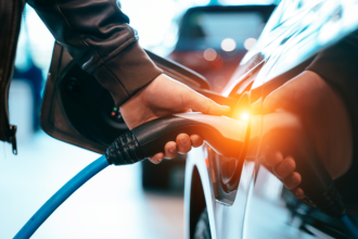 Diego Borges analisa como os veículos híbridos e elétricos estão acelerando a transição energética no setor automotivo.