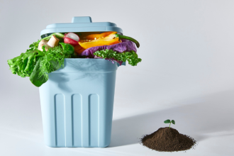 A legislação diferencia resíduos domiciliares, hospitalares e industriais e alerta para riscos à saúde e ao meio ambiente — tema amplamente reforçado pela Versa Engenharia Ambiental Ltda.