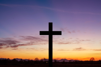 Jose Eduardo De Oliveira e Silva explica a Missa como sacrifício e comunhão, revelando a presença que salva, forma e envia os fiéis.