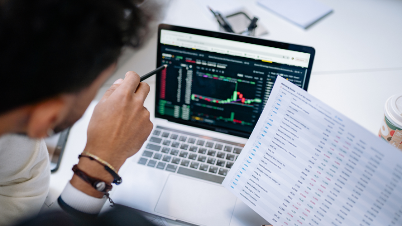 A planilha de custos em licitações deve ser validada com rigor para evitar glosas e alegações de inexequibilidade, destaca Eduardo Campos Sigiliao.