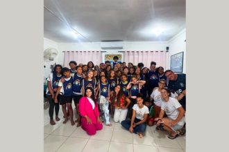 Jaque Sobrinho e Non Stop celebram amor e solidariedade em um encontro marcante na Casa Alegria.