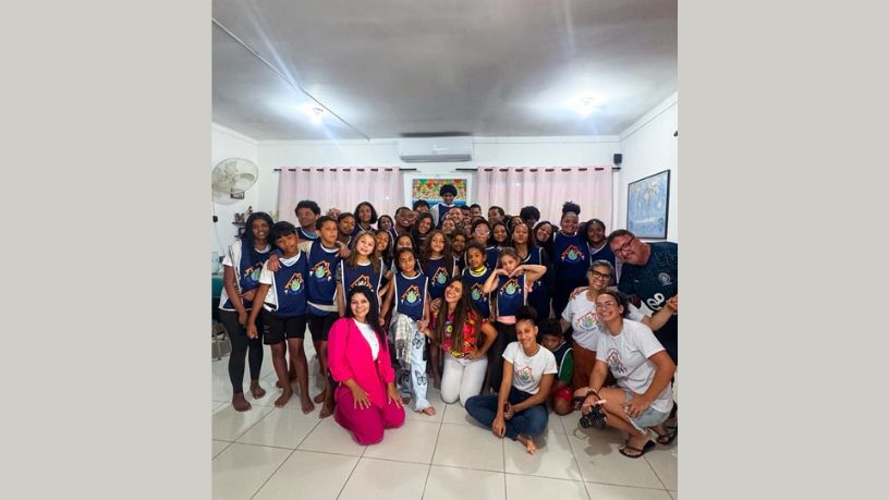 Jaque Sobrinho e Non Stop celebram amor e solidariedade em um encontro marcante na Casa Alegria.