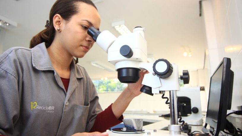 ReciclaBR explica o processo de reciclagem do alumínio e seus lucros ecológicos.