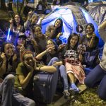 Fãs de BTS suspendem pernoite em fila após orientação de bilheteria em São Paulo