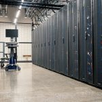Armários metálicos com servidores, equipamentos de rede e cabos em um data center moderno