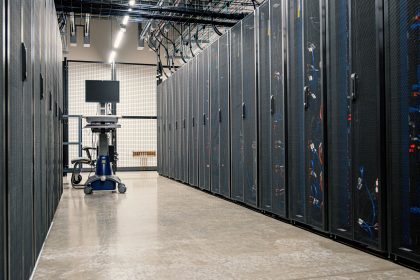 Armários metálicos com servidores, equipamentos de rede e cabos em um data center moderno