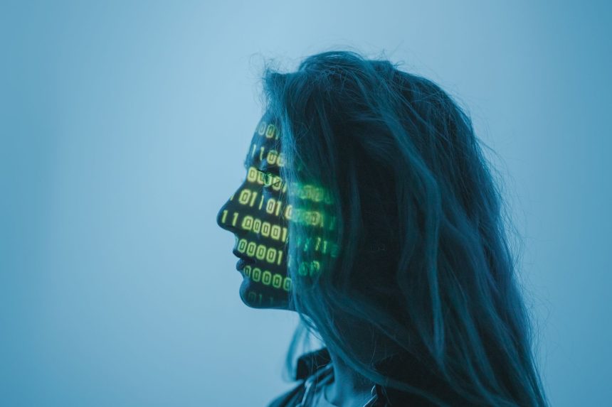 Silhueta de uma mulher com código binário projetado sobre o rosto, em um ambiente digital.